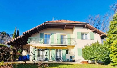 Installation de volets battants sur mesure à Prévessin-Moëns : modernité et élégance pour votre façade