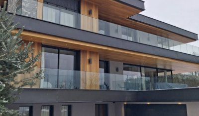 Villa contemporaine à Veyrier‑le‑Lac : menuiseries aluminium et BSO pour une ouverture totale sur le paysage
