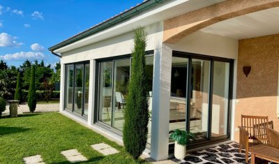  Installation de stores screen zip dans une villa chaleureuse implantée dans l'Ain (01)