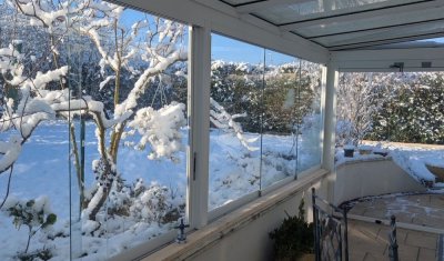 Du soleil à l’hiver : une fermeture de terrasse toujours confortable !