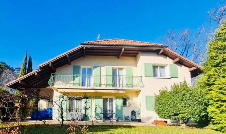 Installation de volets battants sur mesure à Prévessin-Moëns : modernité et élégance pour votre façade