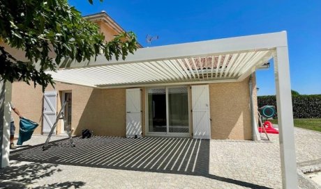 Pergola sur-mesure blanche avec lames orientables – Un projet élégant et fonctionnel près de Villefranche-sur-Saône