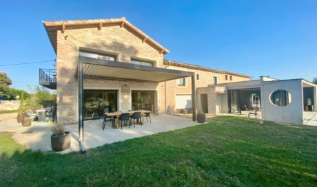 Mise en place d'une pergola bioclimatique sur mesure aux dimensions exceptionnelles : Une réalisation élégante à Macon (71)