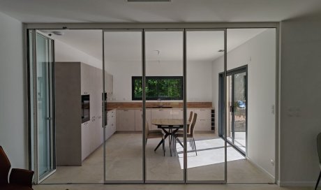 Installation d'un système coulissant-pivotant tout verre effet verrière dans une villa contemporaine basée dans le Rhône (69)