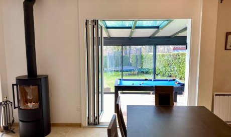 Nouveauté dans l'Ain (01) : Remplacement d’une baie coulissante par une baie accordéon sur-mesure pour une ouverture totale sur la véranda..