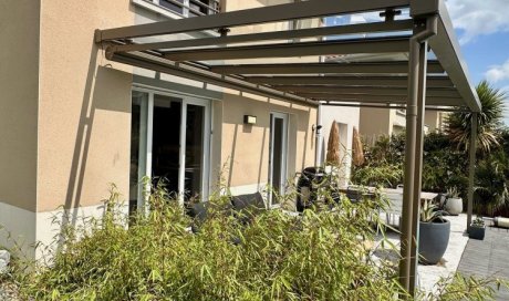 Aménagement d'une pergola avec une toiture entièrement vitrée et mise en place d'un store de toiture dans une magnifique villa à Lyon (69) 