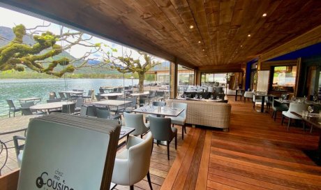 Splendide fermeture de terrasse du Restaurant Chez Ma Cousine situé au bord du Lac d'Annecy (74)