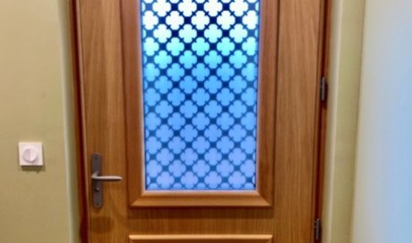 Pose d'une porte d'entrée bi matière (Bois/Aluminium) dans une villa contemporaine à Lyon.