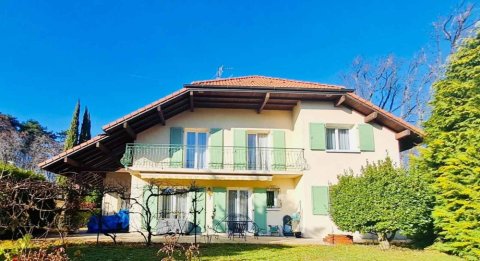 Installation de volets battants sur mesure à Prévessin-Moëns : modernité et élégance pour votre façade