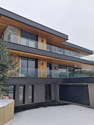 Villa contemporaine à Veyrier‑le‑Lac : menuiseries aluminium et BSO pour une ouverture totale sur le paysage