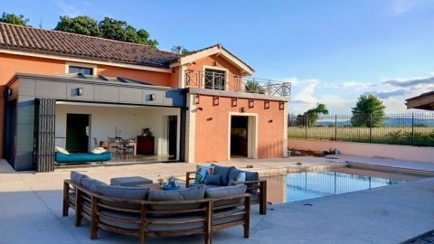 🏡 Rénovation et extension d’une habitation d’exception près de Villefranche-sur-Saône (69), intégrant des baies accordéon, une toiture vitrée et des stores sur-mesure.