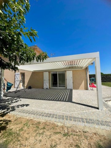Pergola sur-mesure blanche avec lames orientables – Un projet élégant et fonctionnel près de Villefranche-sur-Saône