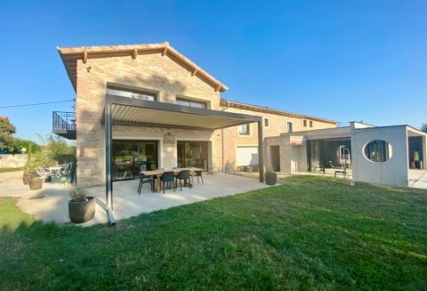 Mise en place d'une pergola bioclimatique sur mesure aux dimensions exceptionnelles : Une réalisation élégante à Macon (71)