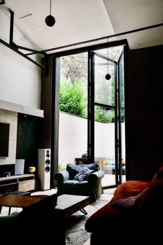Une ouverture spectaculaire grâce à l'installation d'une baie accordéon hors norme dans un sublime loft à Villefranche-sur-Saône (69)