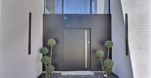 Installation de menuiseries minimalistes dotées de paumelles invisibles et de dormants cachés dans une splendide résidence située à Lyon (69).
