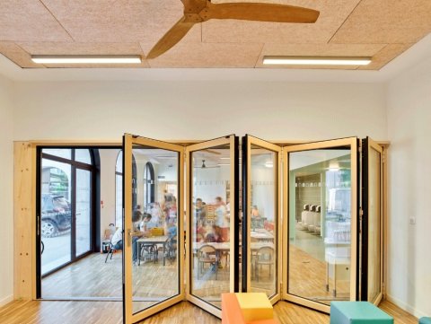 Nouveauté ! Séparation d’espaces avec l'installation d'une baie accordéon bois – Bourg-en-Bresse (01)