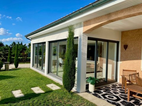  Installation de stores screen zip dans une villa chaleureuse implantée dans l'Ain (01)