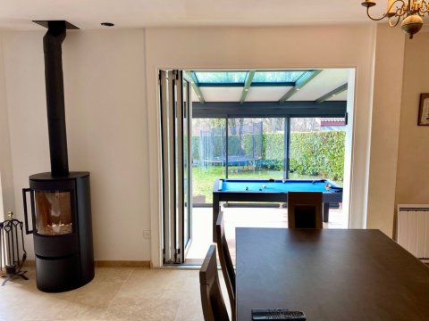 Nouveauté dans l'Ain (01) : Remplacement d’une baie coulissante par une baie accordéon sur-mesure pour une ouverture totale sur la véranda..