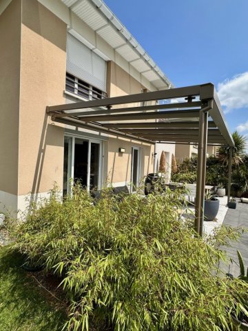 Aménagement d'une pergola avec une toiture entièrement vitrée et mise en place d'un store de toiture dans une magnifique villa à Lyon (69) 