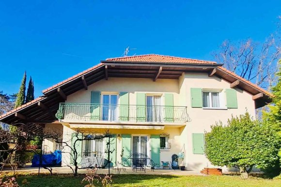 Installation de volets battants sur mesure à Prévessin-Moëns : modernité et élégance pour votre façade