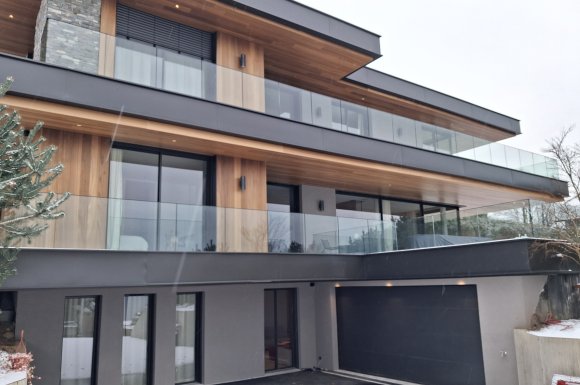 Villa contemporaine à Veyrier‑le‑Lac : menuiseries aluminium et BSO pour une ouverture totale sur le paysage