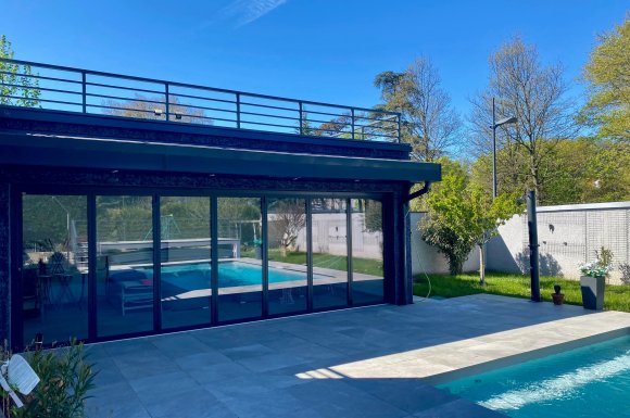 Fermeture sur-mesure de terrasse en baie accordéon 7 vantaux | Isolation & nouvel espace de vie à Neuville-sur-Saône