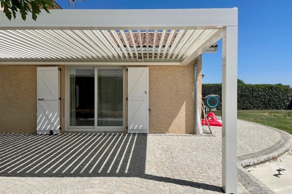 Installation d’une pergola sur-mesure blanche avec lames orientables dans le Rhône (69)