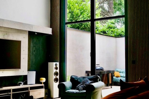 Une ouverture spectaculaire grâce à l'installation d'une baie accordéon hors norme dans un sublime loft à Villefranche-sur-Saône (69)
