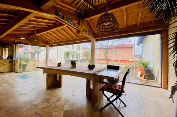 Conception et installation d’un système de fermeture de terrasse sur-mesure, harmonieusement intégré à cette habitation située dans l’Ain (01).