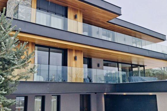 Villa contemporaine à Veyrier‑le‑Lac : menuiseries aluminium et BSO pour une ouverture totale sur le paysage