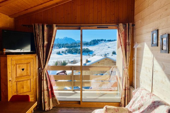 Installation de châssis coulissants 2 vantaux aux Saisies (73) : rénovation complète des menuiseries de la copropriété.