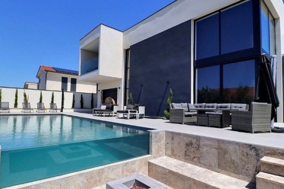 Installation de coulissants minimalistes et  de menuiseries dotées de paumelles invisibles et de dormants cachés dans une splendide résidence située à Lyon (69).