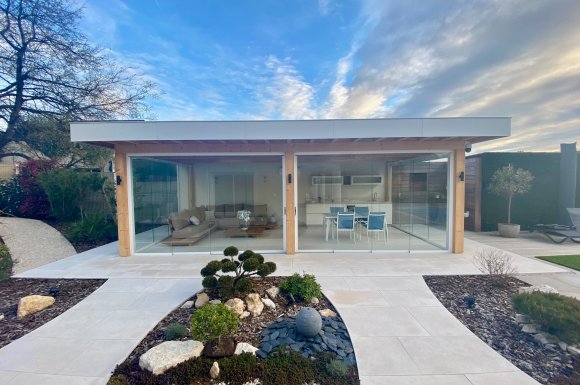 Fermeture complète de pool-house sur mesure : un espace extérieur transformé en véritable lieu de vie proche de Villefranche-sur-Saône