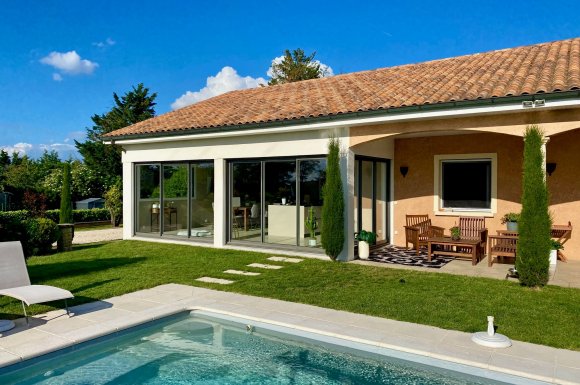 Réalisation d'une extension d'une terrasse comprenant des coulissants en bicoloration dans une villa chaleureuse implantée dans l'Ain (01)