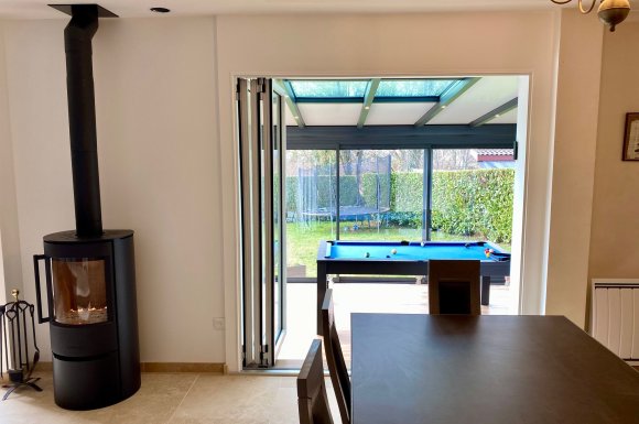 Remplacement d’une baie coulissante par une baie accordéon sur-mesure pour une ouverture totale sur la véranda près de Trévoux (01)