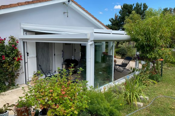 Installation d’une toiture vitrée et fermeture de celle-ci avec des coulissants et des pivotants coulissants entièrement vitrée dans l'Ain (01)