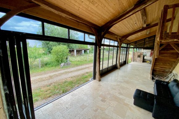 Extension d'une ancienne longère bressane avec nos systèmes aluminium en accordéon près de Bourg-en-Bresse dans l'Ain (01)