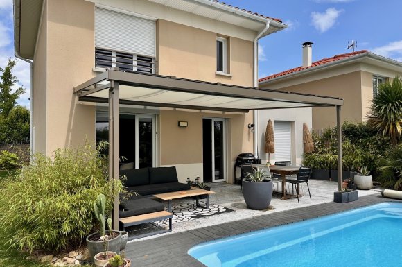 Aménagement d'une pergola avec une toiture entièrement vitrée dans une magnifique villa à Lyon (69)