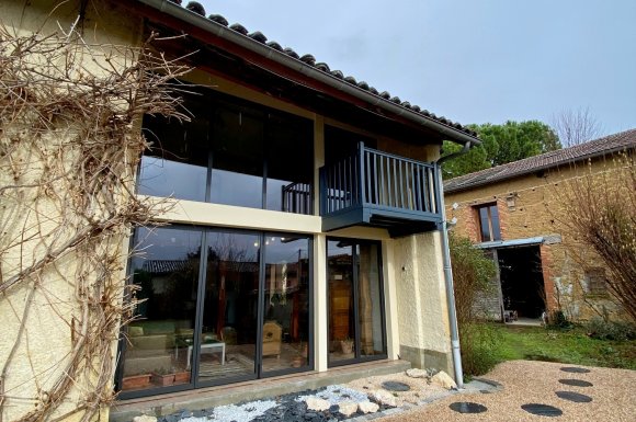 Pose de baies accordéon et d'un châssis fixe dans une charmante maison située dans l'Ain