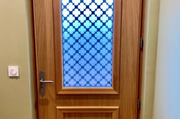 Installation d'une porte d'entrée bi matériaux (Bois/Aluminium) dans une villa contemporaine à Lyon.