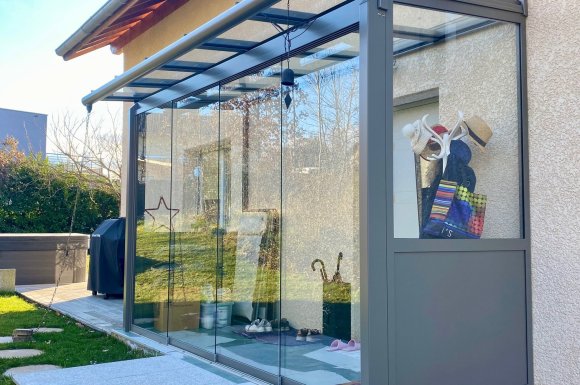 Mise en place d'une toiture vitrée pour créer un SAS d'entrée entièrement vitrée dans une charmante villa en région Rhône-Alpes.