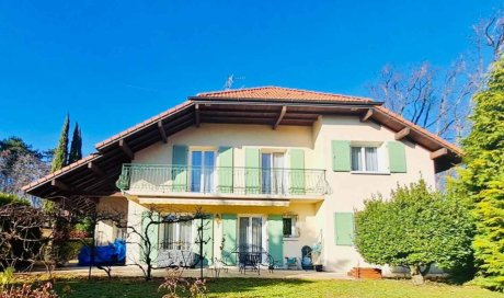 Installation de volets battants sur mesure à Prévessin-Moëns : modernité et élégance pour votre façade