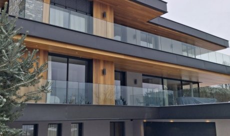 Villa contemporaine à Veyrier‑le‑Lac : menuiseries aluminium et BSO pour une ouverture totale sur le paysage
