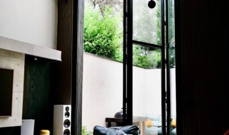 Une ouverture spectaculaire grâce à l'installation d'une baie accordéon hors norme dans un sublime loft à Villefranche-sur-Saône (69)