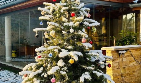 Découvrez cette sublime réalisation : fermeture de terrasse sur-mesure, conçue et installée pour s’intégrer parfaitement à cette habitation dans l’Ain (01)