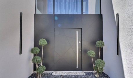 Installation de menuiseries minimalistes dotées de paumelles invisibles et de dormants cachés dans une splendide résidence située à Lyon (69).