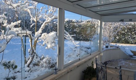 Du soleil à l’hiver : une fermeture de terrasse toujours confortable ! 