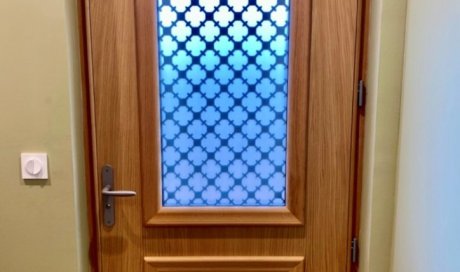 Pose d'une porte d'entrée bi matière (Bois/Aluminium) dans une villa contemporaine à Lyon.