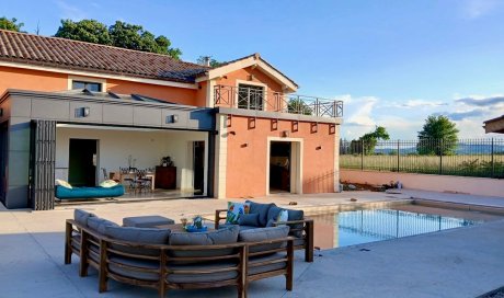 Rénovation et extension d’une habitation d’exception près de Villefranche-sur-Saône (69), intégrant des baies accordéon, une toiture vitrée et des stores sur-mesure.