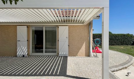 Installation d’une pergola sur-mesure blanche avec lames orientables dans le Rhône (69)